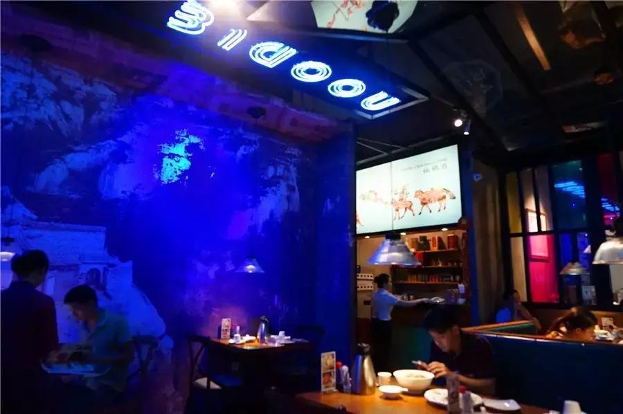 蒙眼用剪刀做面，服了！这么牛X的店居然系佛山的10年老字号！东家好吃才是硬道理！