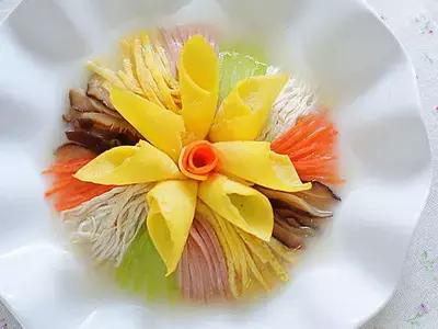 爽口的凉菜拌葱丝解腻 (凉菜下酒菜凉拌红萝卜丝)