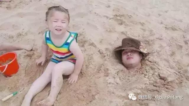 去海边玩一定要记得这些小知识,去海边玩不要把身体埋在沙子里