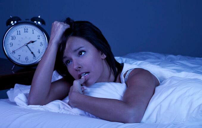 三伏天是失眠高峰期，用这两种不起眼的东西泡水喝，睡个好觉！