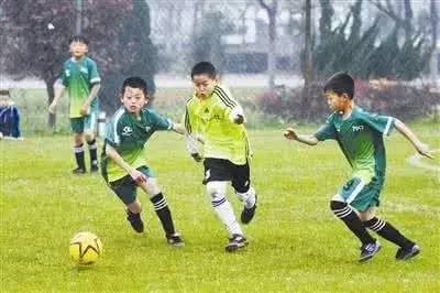 王子一酒瓶子不仅打死了人，也打碎了金德四少的职业足球梦—拾遗2001