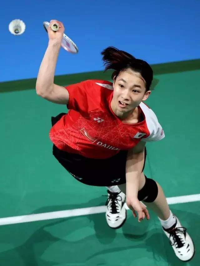 高远球一定要抬肘吗,高远球也要内旋发力么