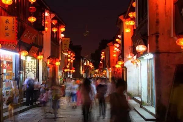 就在一条商业街，4家餐厅上演了各种死法