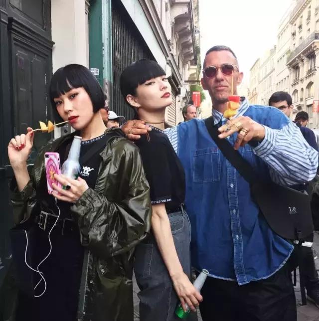 一串字logo,一串字母的衣服商标