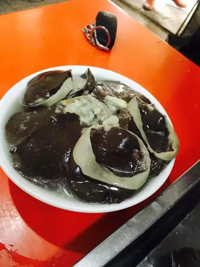 如果你到了内黄，看那些灌肠摊前，一个个吃灌肠人的吃相，就是不饿，也会忍不住前去来一碗！