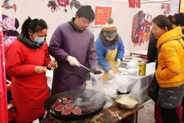 如果你到了内黄，看那些灌肠摊前，一个个吃灌肠人的吃相，就是不饿，也会忍不住前去来一碗！