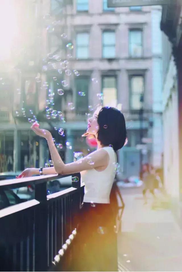 面部表情尴尬僵硬不自然怎么拍照,一拍照肢体就僵硬就尴尬