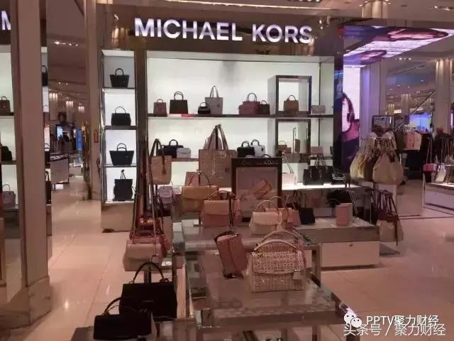 它曾赶超COACH，登顶轻奢界！如今成“烂大街货”，竟要闭店百家求存