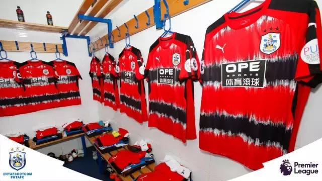 哈德斯菲尔德客场队服,哈德斯菲尔德球衣