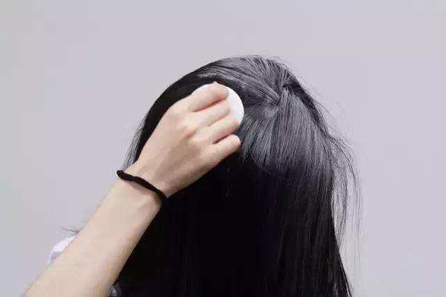 头发特别干枯毛躁软塌怎么办,夏天头发干枯毛躁怎么办