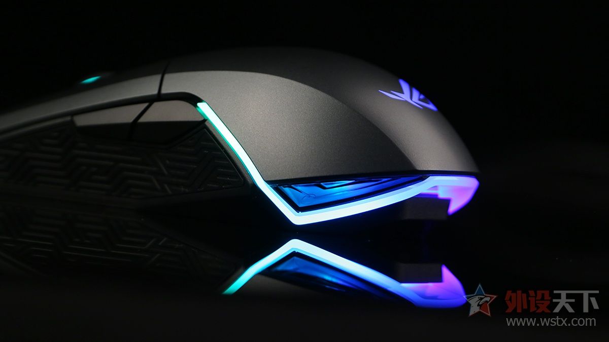 小手玩家的福音，玩家国度这款电竞鼠标针对中小手型设计，拥有便捷的可更换微动和侧键功能