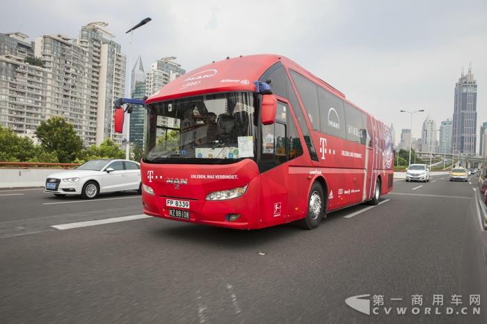 不是宇通也不是比亚迪！拜仁慕尼黑球队“*用御**”的这款红色大巴出自谁家？