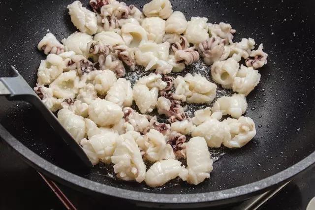 干锅墨鱼仔的正宗做法视频,半成品包装墨鱼仔干锅做法