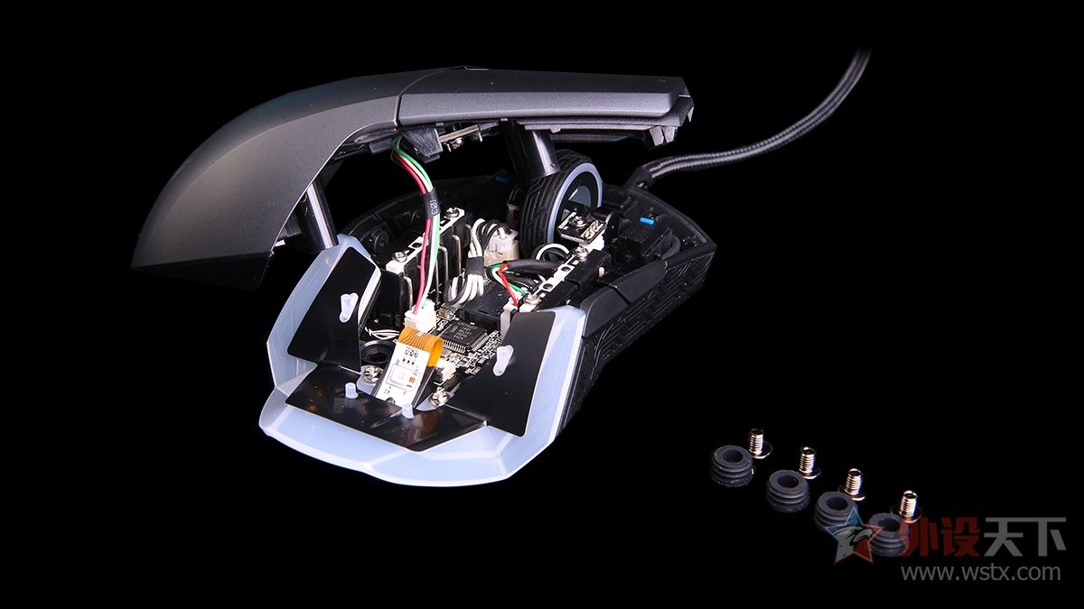 小手玩家的福音，玩家国度这款电竞鼠标针对中小手型设计，拥有便捷的可更换微动和侧键功能