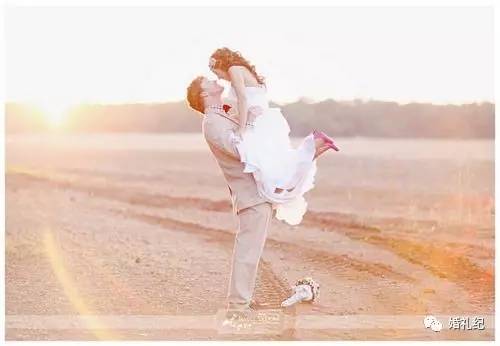 摄影师亲手教新人摆婚纱照造型,6种必拍的婚纱照风格