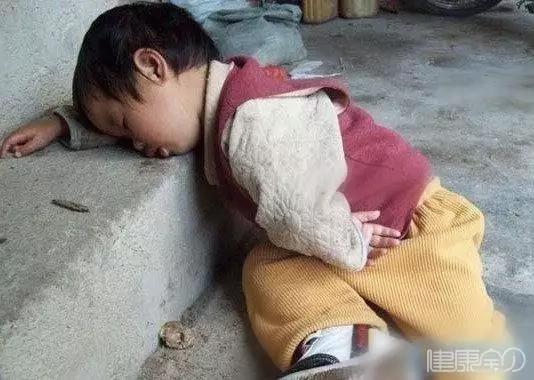 早上起来拉大便发黑发绿,宝宝大便发绿发黑是怎么回事