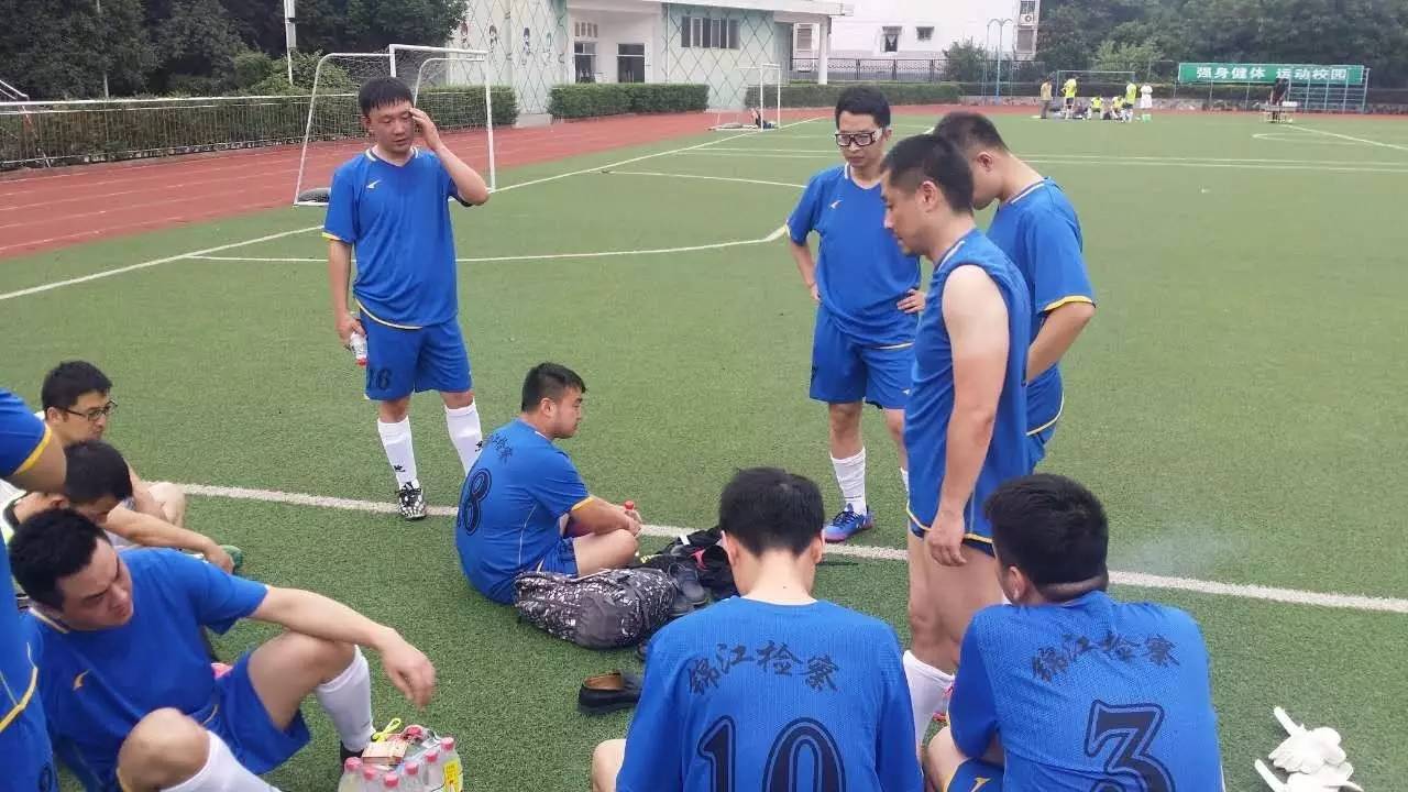 足球少年展风采,看足球的小朋友