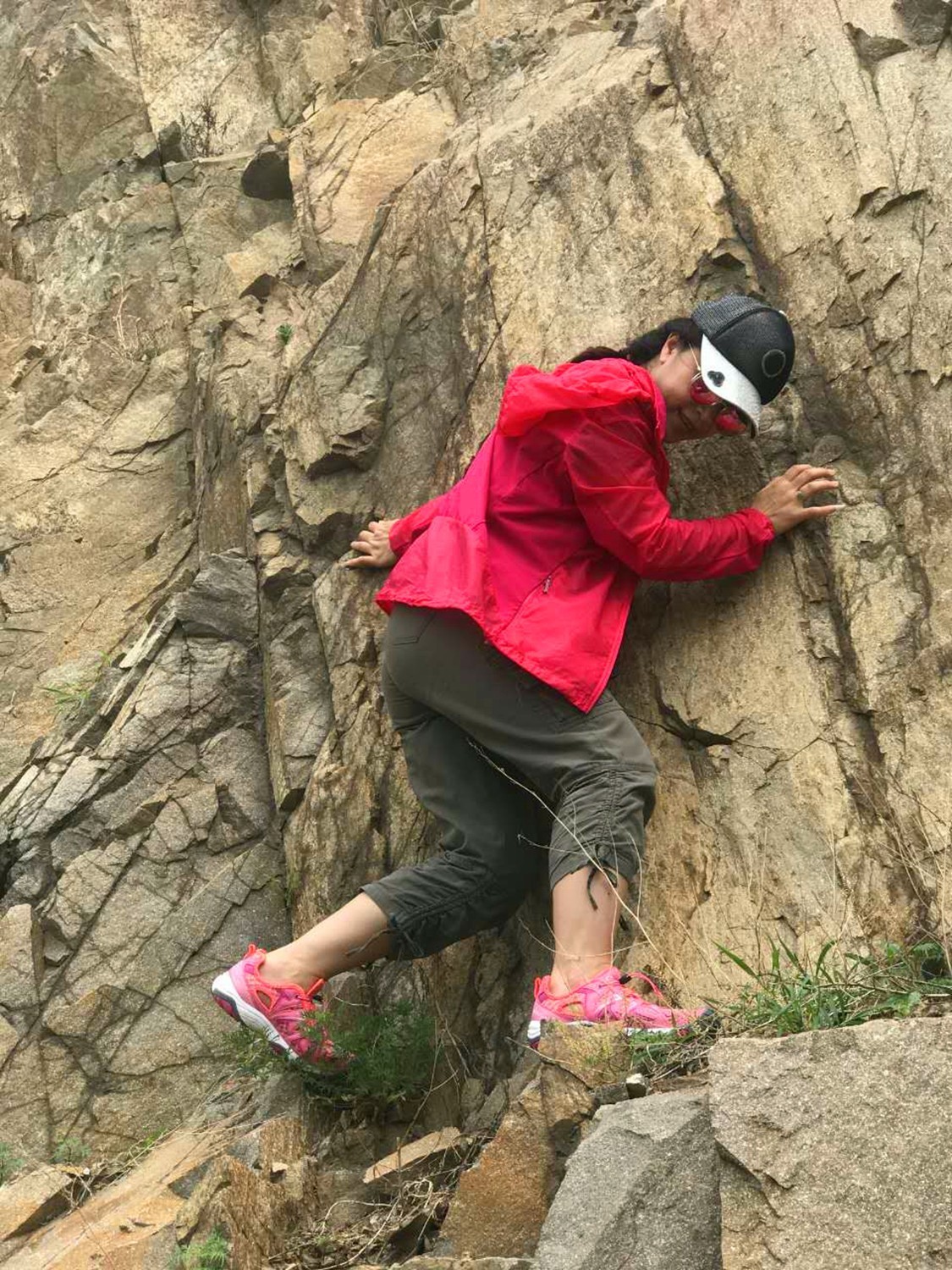 感受一份属于我的清凉——洛弛红Clorts户外溯溪鞋3H027D体验