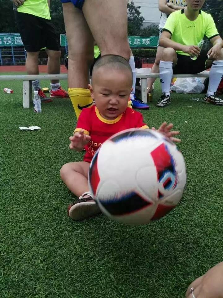 足球少年展风采,看足球的小朋友