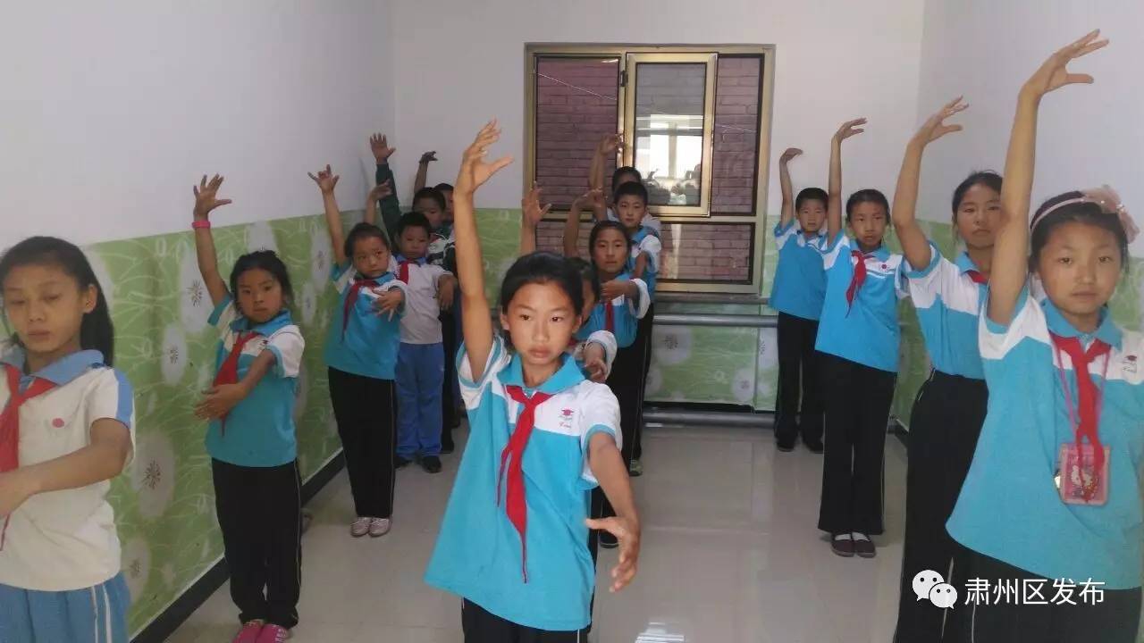 体育剪纸图片踢足球,关于踢足球的剪纸视频