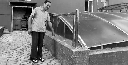 新康小区空中抛物砸到人,一楼小院被高层抛物砸死