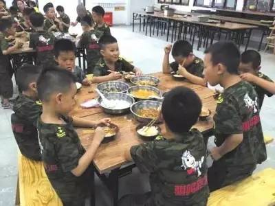 军事夏令营人少好吗,青少年军事夏令营真的有用么