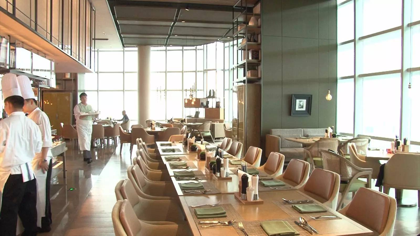 一家开在43楼的空中餐厅，去这里吃饭你得带上两个胃