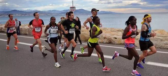 经常脚磨起泡是鞋的问题吗,16岁穿鞋子脚趾甲发黑是什么原因