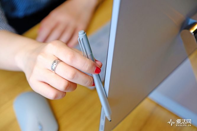 为什么要花3000买个显卡,surfacestudio停产了吗