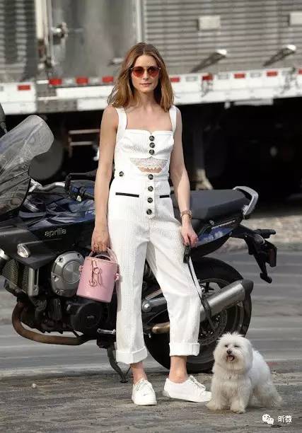 你的一字肩会让你增重10KG？还不是因为没有学习蔡依林的“露一半”穿法！