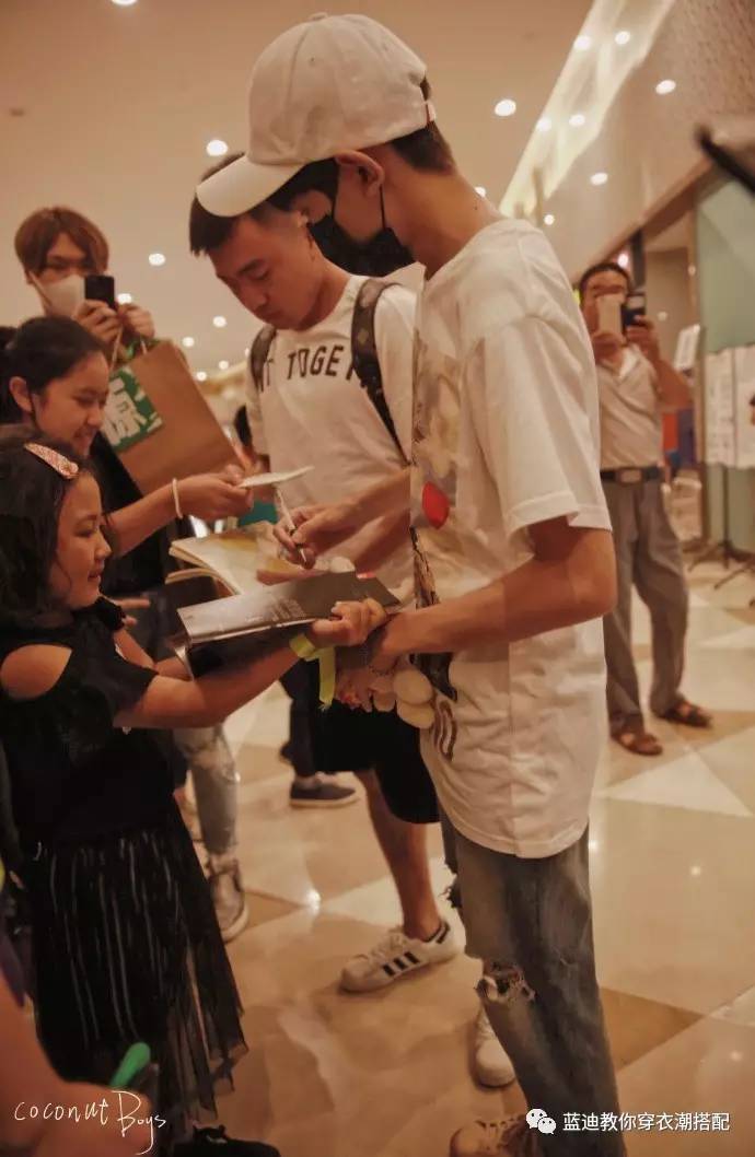 王源演唱会穿秀禾服,王源沸腾之夜黑西装