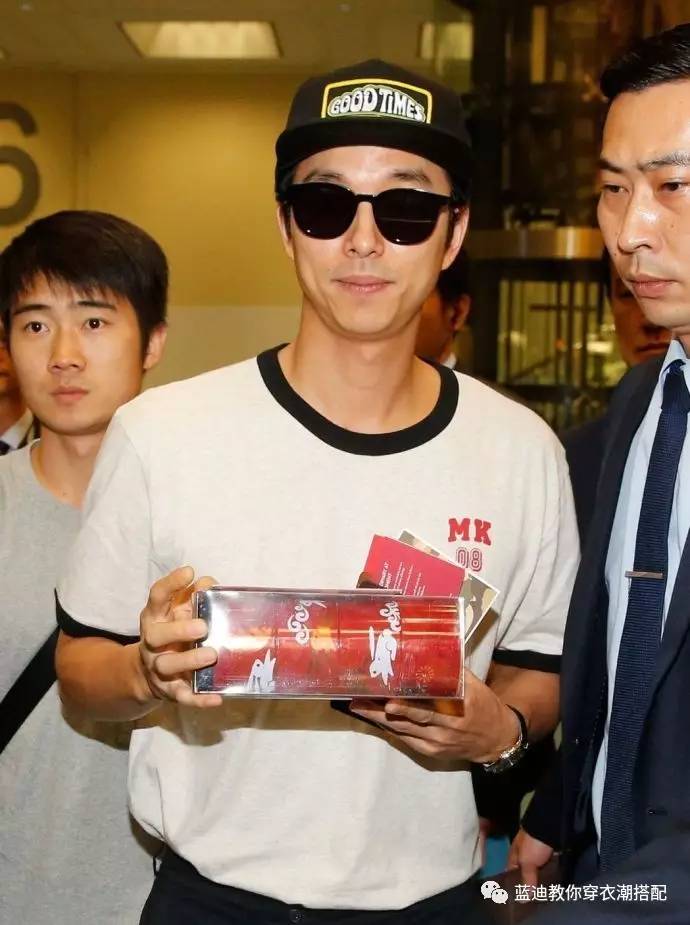 王源演唱会穿秀禾服,王源沸腾之夜黑西装