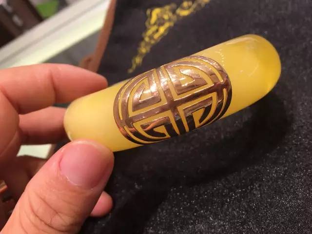 琥珀摔成两半了还值钱吗,琥珀摔碎了怎么办