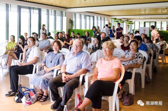 教育行业的沙龙活动现场,做最好的自己成就最美的教育讲座