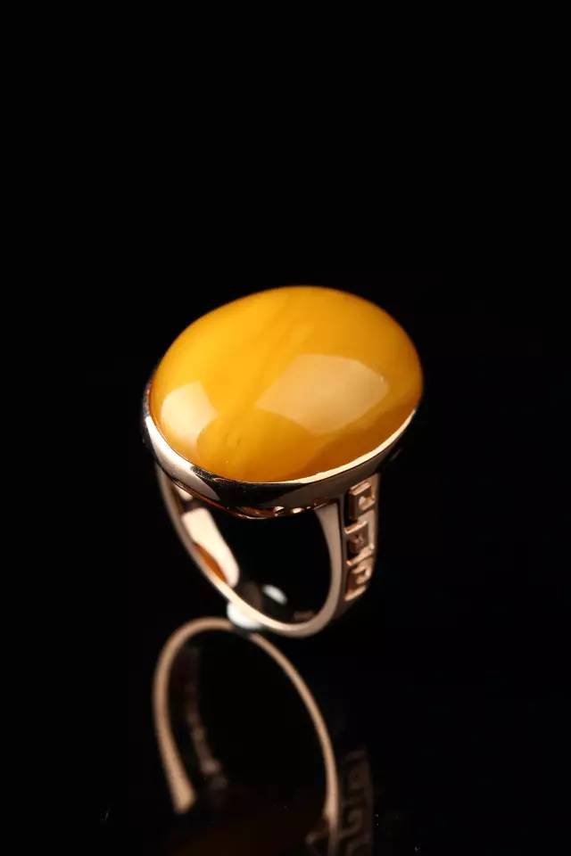 琥珀摔成两半了还值钱吗,琥珀摔碎了怎么办