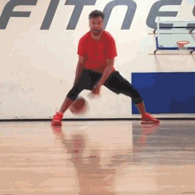 教学库里投篮动作,单手左右拉球胯下运球训练方法