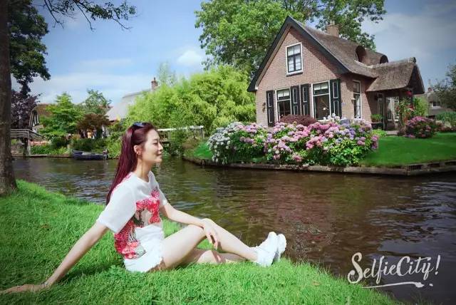 “莫澳欣，你设计的服装哪里可以买得到？！”