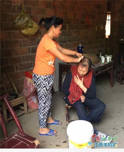 照顾瘫痪老人喂饭,照顾瘫痪老人用奶瓶喂饭