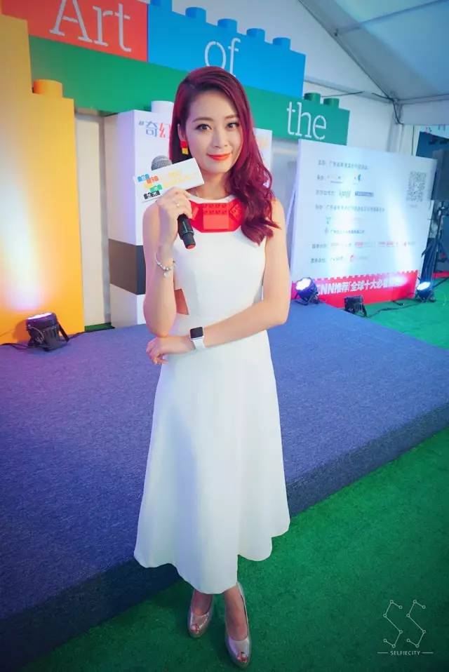 “莫澳欣，你设计的服装哪里可以买得到？！”