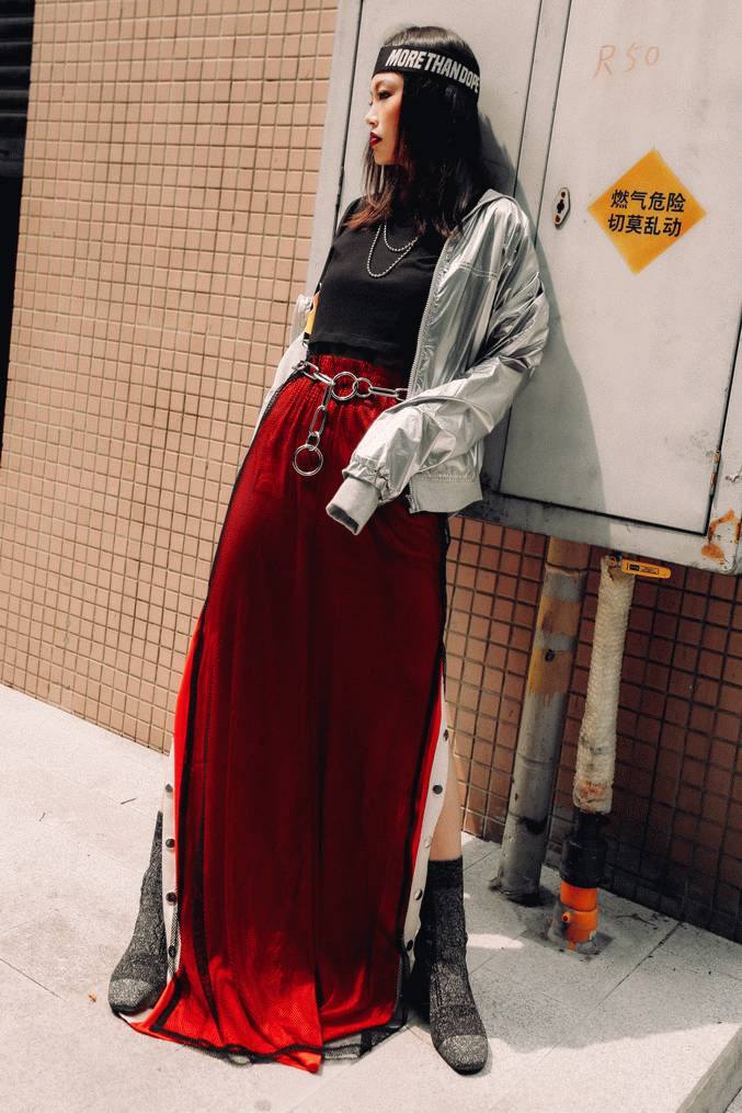 脱下校服，变成教导主任最讨厌的模样