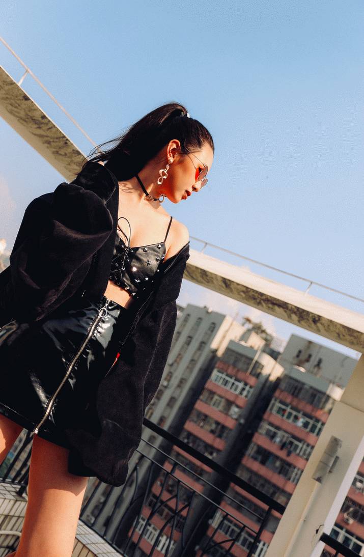 脱下校服，变成教导主任最讨厌的模样