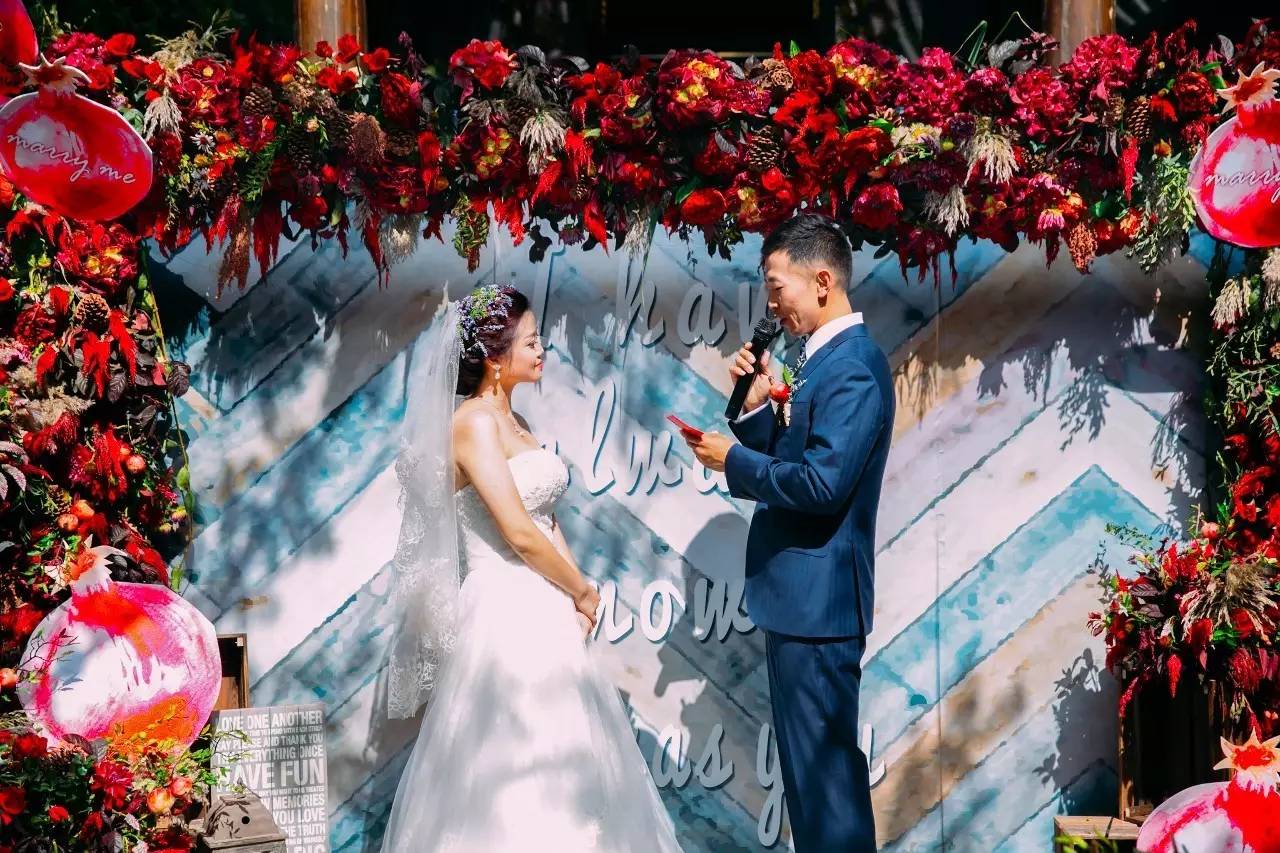 庭院婚礼中式红色系,红蓝撞色庭院中式婚礼