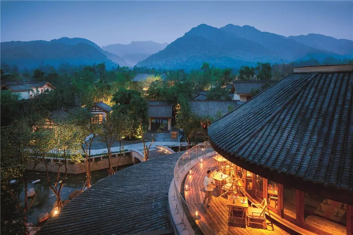 隐居山林烟雨间,自在山间隐居