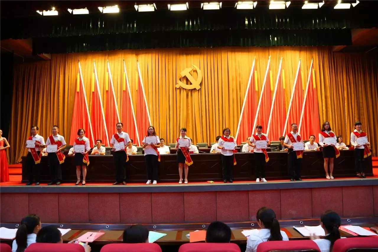 弥渡县表彰优秀教师,被评为县优秀教师奖状