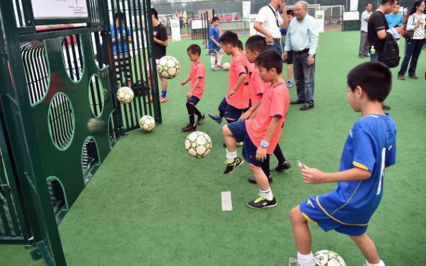 中国足球，从让踢球的人找到球场开始｜睡前聊一会儿