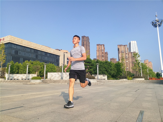 李宁如影随形,李宁跑鞋绝影雷