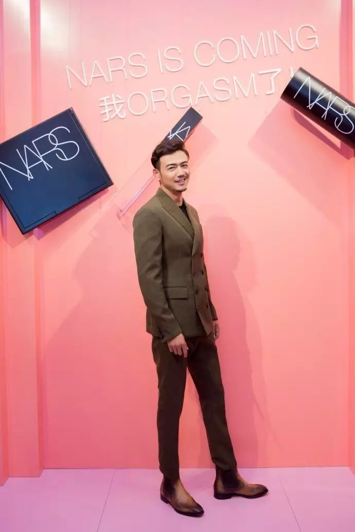 “老司机”NARS开车进北京｜登陆SKP再留情！腮红口红“污”到没眼看，底妆系列也玩“假正经”？