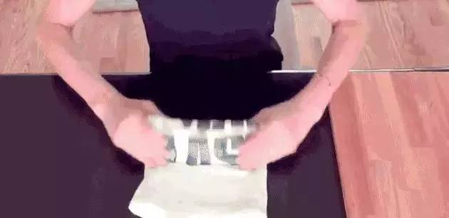 衣服怎么叠放在柜子里整齐,怎么叠衣服又快又整齐