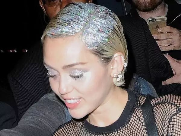 染发完长出黑头发怎么处理,染发后长出黑发怎么扎