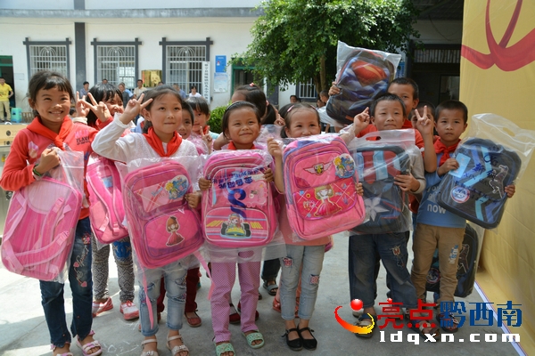 广东南国鼎峰集团到册亨捐助岜凡小学10万元物品现金爱心获称赞